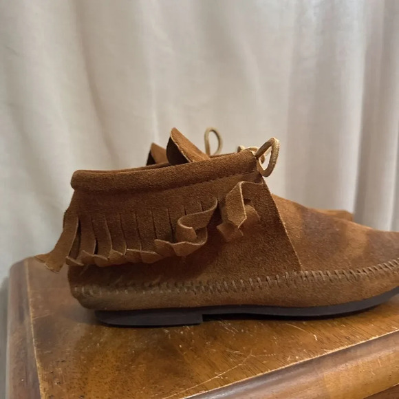 MINNETONKA Moccasin Boots Womens Brown Style 682 Fringe Tassels US Size 5.5 - Picture 2 of 5